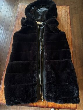 Women’s Black Faux Fur Hooded Vest - via spiga